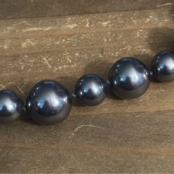 Vintage metallic gray bead necklace - Picture 3 of 4